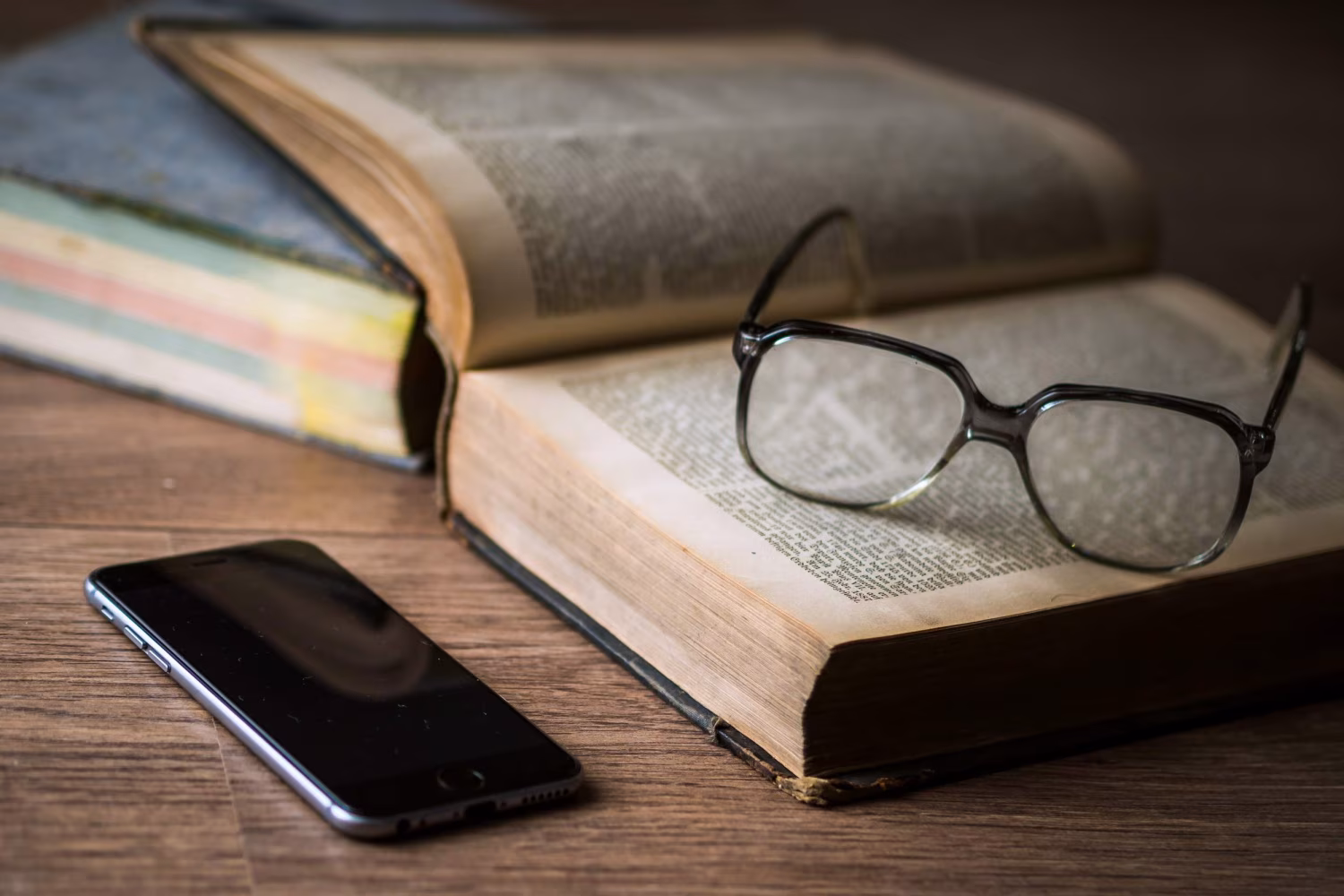 Un libro, occhiali e cellulare.